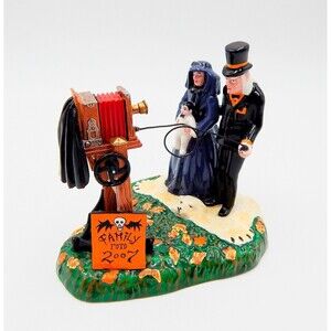Department 56 A Gravely Haunting 2007 Snow Village Halloween Family Foto Camera